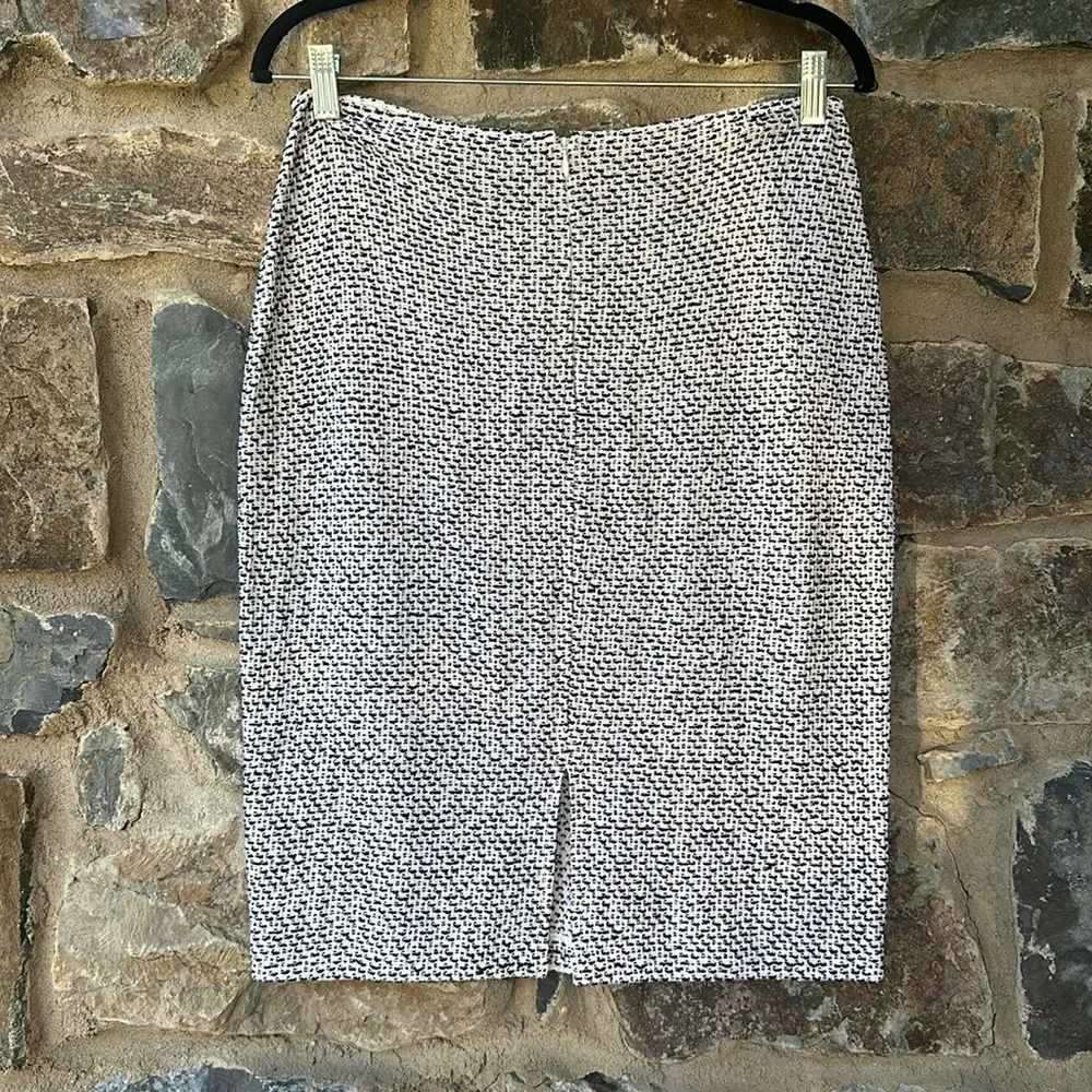 St. John Wool Blend Boucle Tweed Pencil Skirt in White/Black Size 6